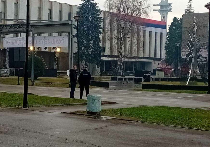 Pred Narodnom skupštinom Srpske samo policija, "spavači" se razbježali, od šatora samo trag