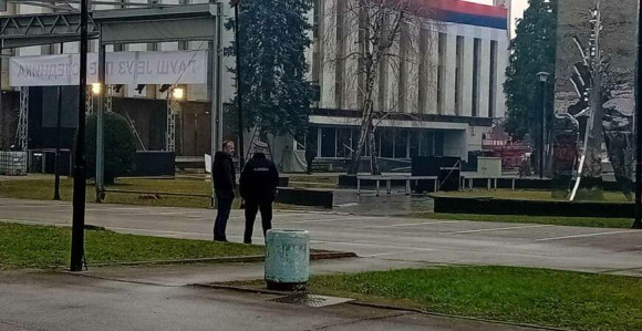 Pred Narodnom skupštinom Srpske samo policija, "spavači" se razbježali, od šatora samo trag