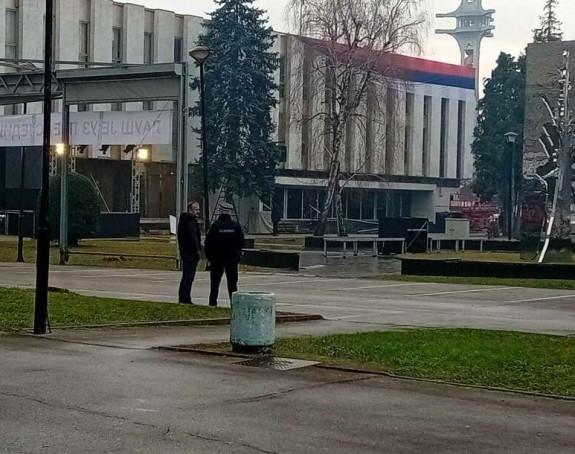 Pred Narodnom skupštinom Srpske samo policija, "spavači" se razbježali, od šatora samo trag