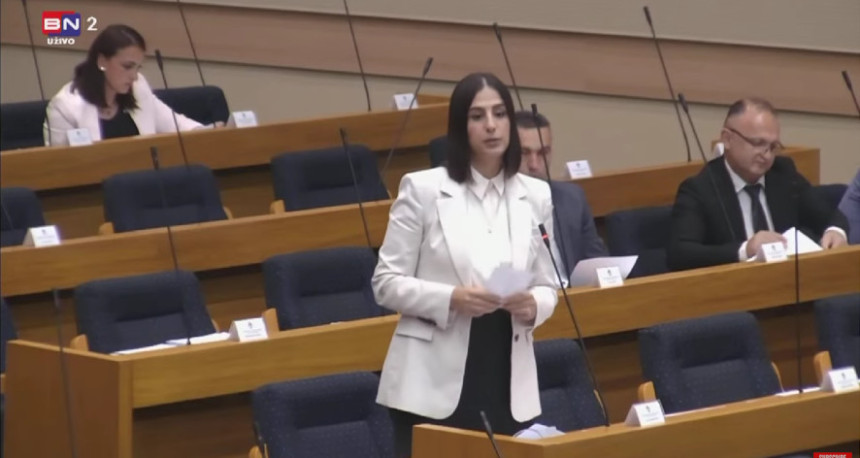 Срамота: На митингу прозивате посланике СДС-а, странке која је стварала Српску, а тапшете Американцу који је подржао бомбардовање