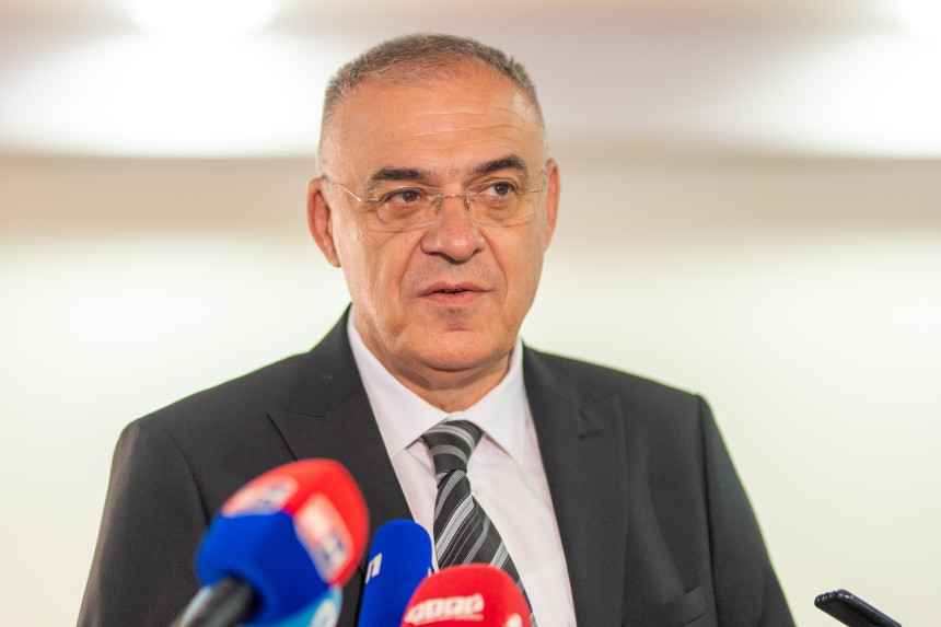Политички притисци и прогони оних који другачије мисле