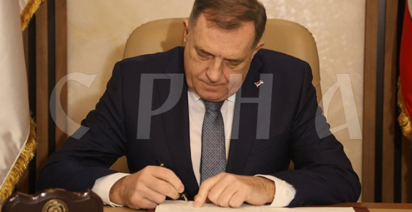 Додик потписао указе о законима којима се забрањује дјеловање Суда, Тужилаштва БиХ и СИПЕ на подручју Републике Српске