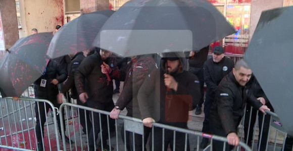 Опозиција покушала насилно да уђу у Скупштину Београда