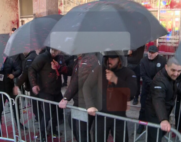 Opozicija pokušala nasilno da uđu u Skupštinu Beograda