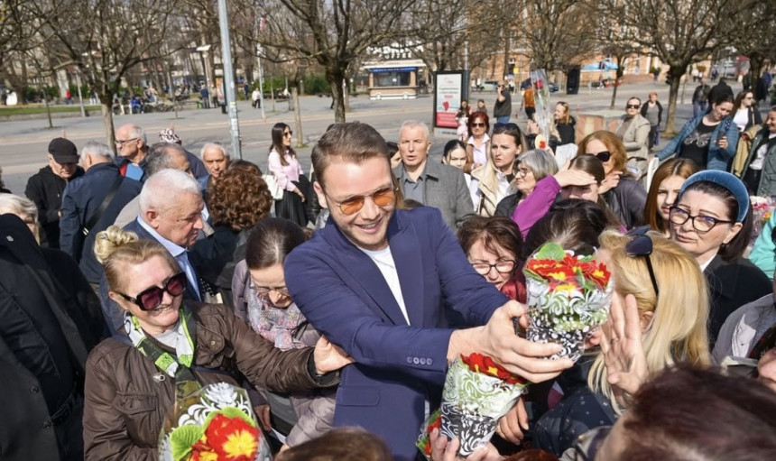 Gradonačelnik Banjaluke u društvu dama uz poklone