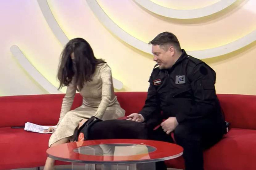 Urnebesdna scena u studiju: Pas tragač završio pod haljinom voditeljke! (VIDEO)