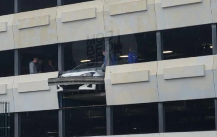 Probila zid garaže na aerodromu dok se parkirala