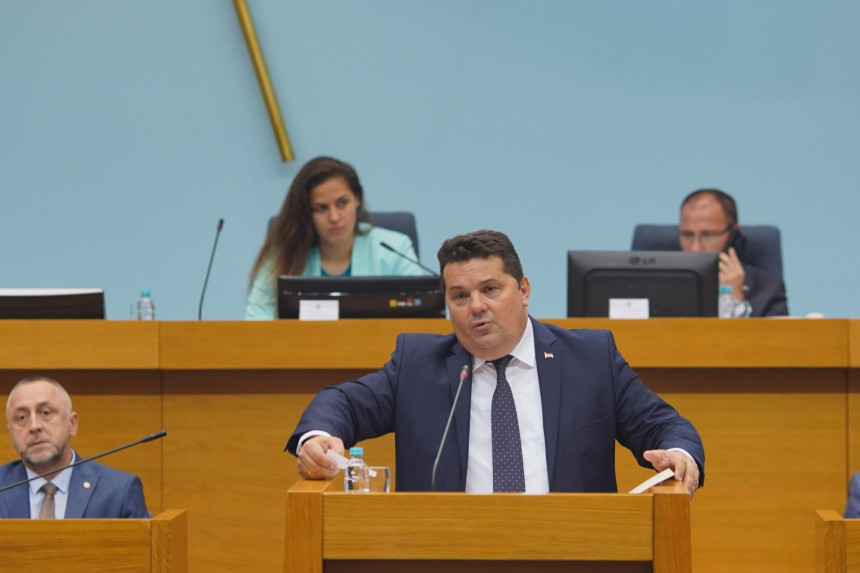 Салве увреда пљуштале су у НСРС, најдрскије су излазиле из уста Стевандића