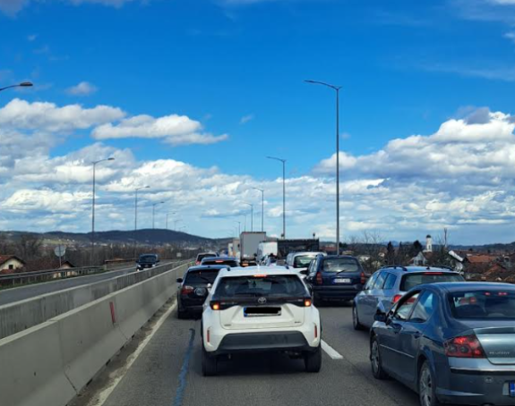 Удес на брзој цести код Бањалуке, створиле се колоне