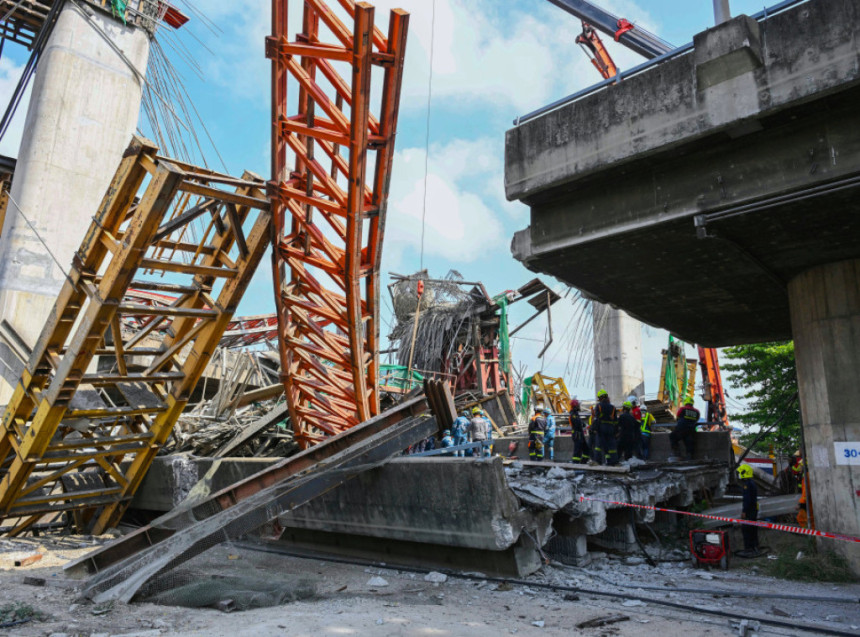 Pet mrtvih nakon urušavanja puta na Tajlandu