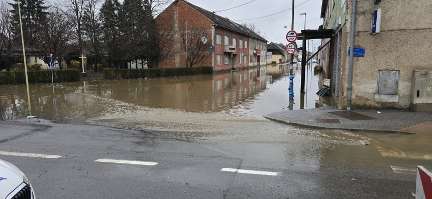 U Glini u Hrvatskoj poplavljene ulice nakon padavina