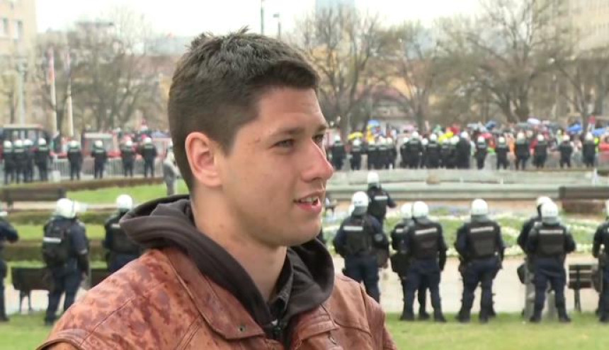 "Atmosfera u kampu nije napeta, sa druge strane je napetije"