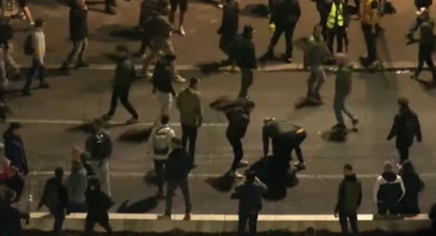 Grupa tukla mladića rukama i nogama (video)