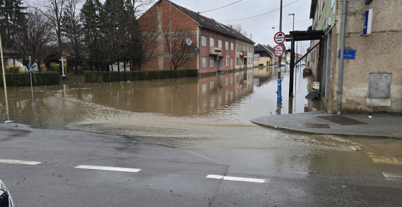 U Glini u Hrvatskoj poplavljene ulice nakon padavina