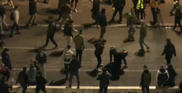 Grupa tukla mladića rukama i nogama (video)