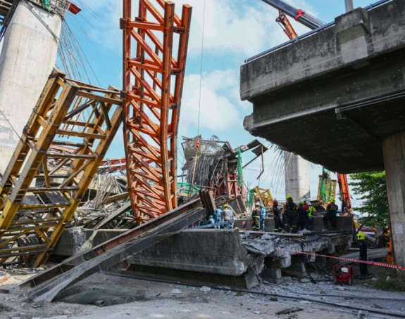 Pet mrtvih nakon urušavanja puta na Tajlandu