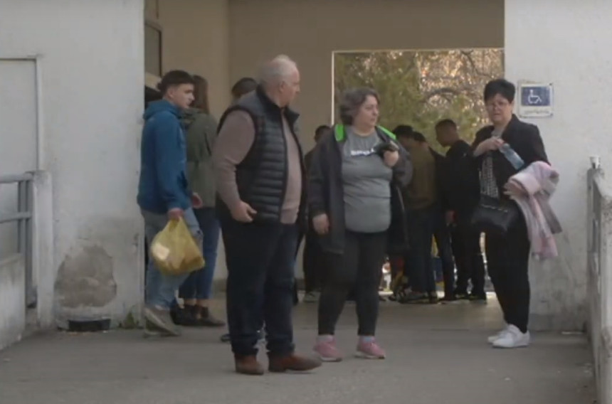 Nema vode i kiseonika: Roditelji ispred bolnica, traže djecu