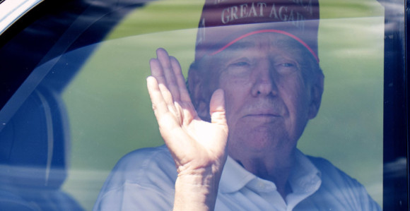 Kako je novinarka nehotice udarila Trampa mikrofonom