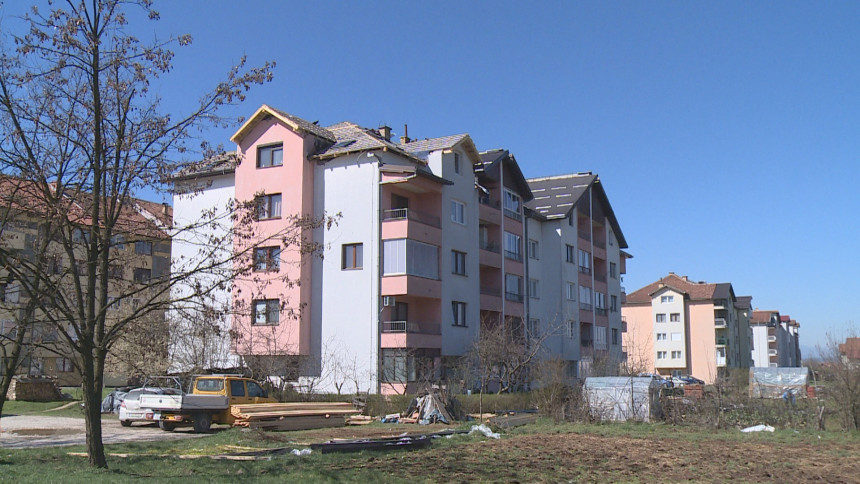 У току санација крова зграде у Младицама у Источној Илиџи