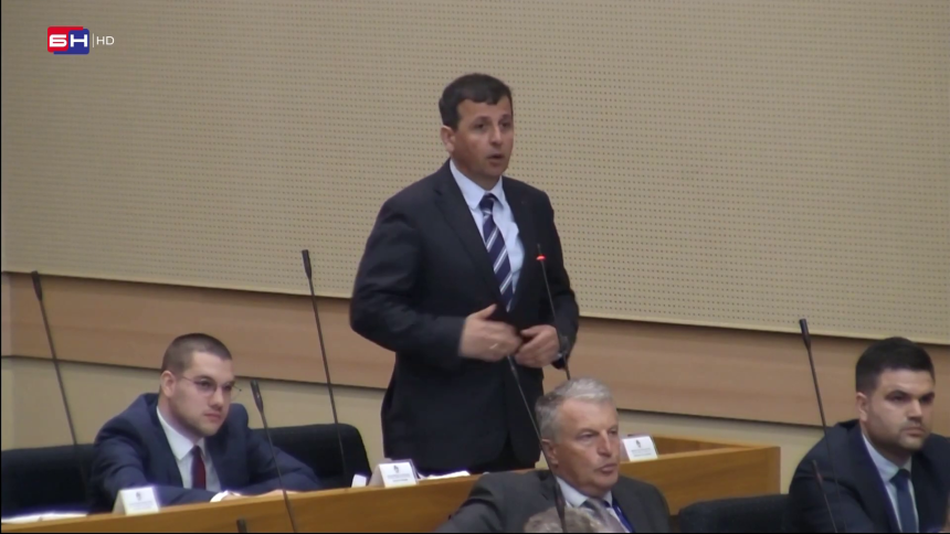 Stevandiću,ako imate trunku časti, podnesite ostavku!