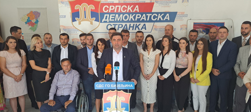 "Ovog puta, igramo malo jače i tvrđe, pa kom obojci, a kom opanci"