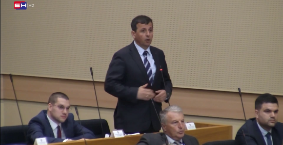 Стевандићу,ако имате трунку части, поднесите оставку!