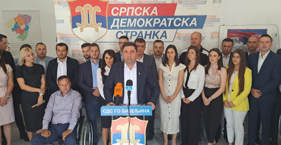 "Ovog puta, igramo malo jače i tvrđe, pa kom obojci, a kom opanci"