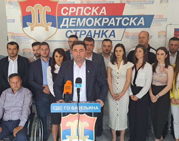 "Ovog puta, igramo malo jače i tvrđe, pa kom obojci, a kom opanci"