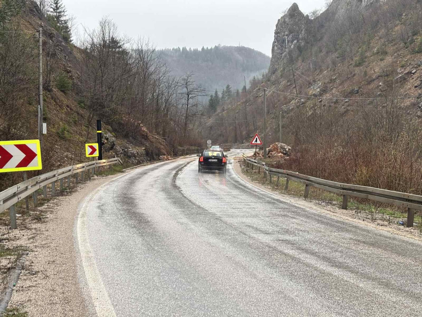 Kiša prouzrokovala odrone i izlijevanje rijeke iz korita