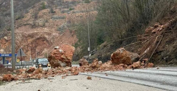 Veliki odron zemlje na putu prema Palama
