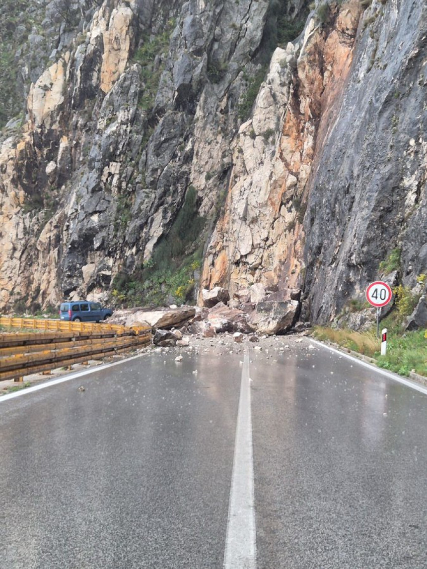 Због великог одрона код Макарске саобраћај блокиран
