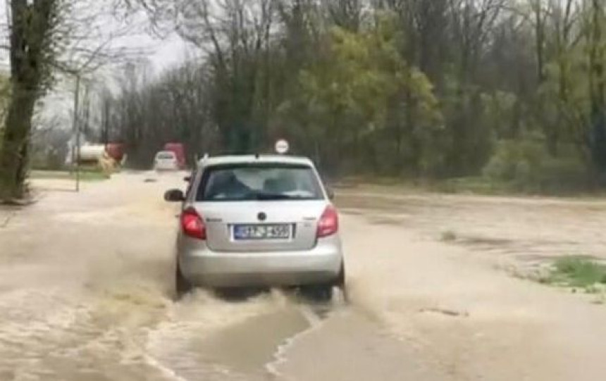 Izlila se rijeka u Brčkom, presječeni brojni putni pravci