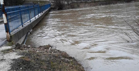 Više putnih pravaca neprohodno zbog izlivanja rijeka