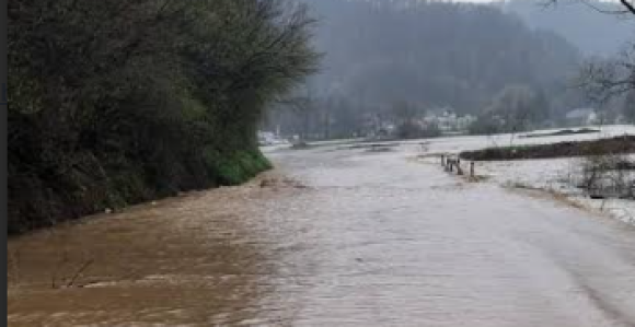 Blokiran saobraćaj na putu Teslić-Doboj, zbog izlivanja vode