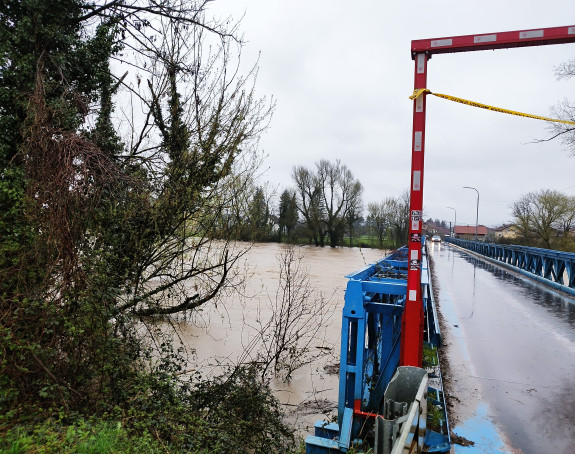 Laktaši: Vrbas u porastu, zatvoren Trnski most (FOTO)