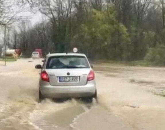 Izlila se rijeka u Brčkom, presječeni brojni putni pravci
