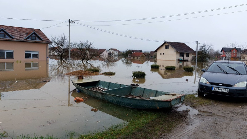 Приједор: Под водом на стотине кућа - и даље расте водостај