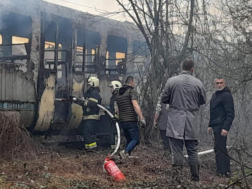 U požaru na Željezničoj stanici u Doboju gorio stari elektro-motorni voz (FOTO/VIDEO)