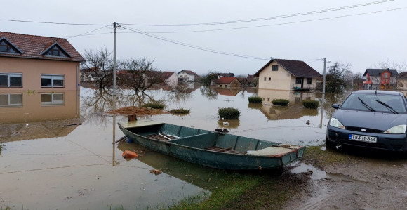 Prijedor: Pod vodom na stotine kuća - i dalje raste vodostaj