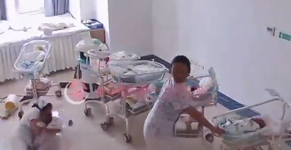 Медицинске сестре штите бебе током земљотреса (ВИДЕО)