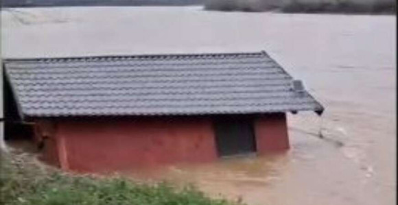 Poplave u Odžaku: Vikendica pluta rijekom Bosnom