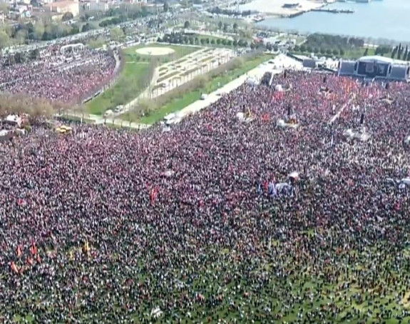 Desetine hiljada ljudi na ulicama Istanbula, 2.000 uhapšenih