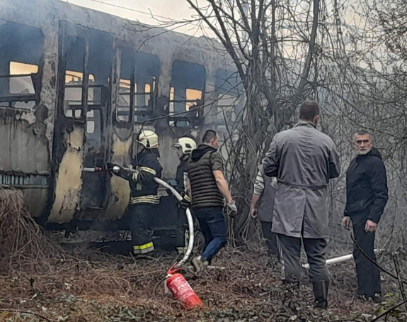 U požaru na Željezničoj stanici u Doboju gorio stari elektro-motorni voz (FOTO/VIDEO)