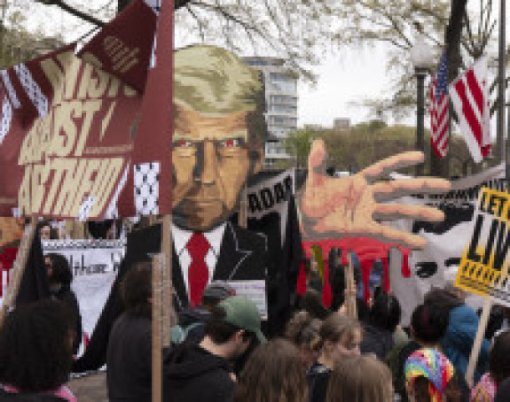 Протести широм Америке против Трампа и Маска