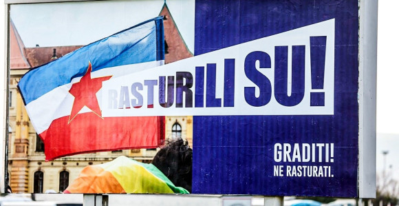 Na bilbordima HDZ-a jugoslovenska, uz zastavu sa Prajda