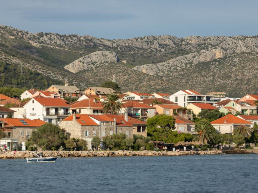 Једини град који се налази на обали ријеке, мора и језера