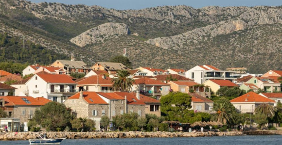 Jedini grad koji se nalazi na obali rijeke, mora i jezera