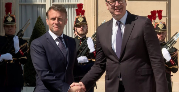 Makron: Odgovornost svih je poštovanje ustavnog poretka