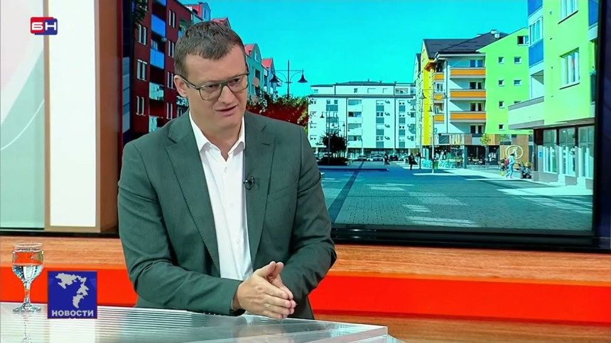 "Ne može nam niko ništa", zamijenio sa "Idi  dok si mlad!"