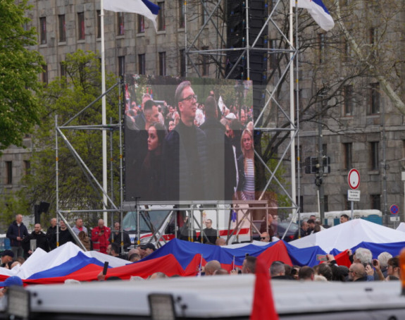 Najveća zastava Srbije ispred Doma Narodne skupštine